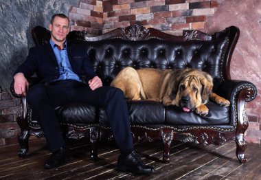 boldshy köpekli adam