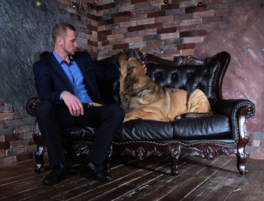 boldshy köpekli adam