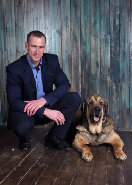 boldshy köpekli adam