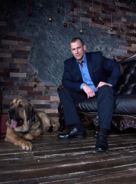 boldshy köpekli adam