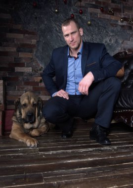 boldshy köpekli adam