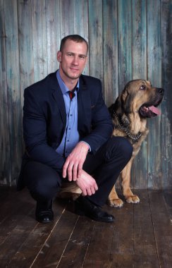 boldshy köpekli adam