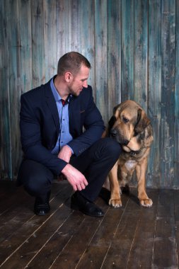 boldshy köpekli adam