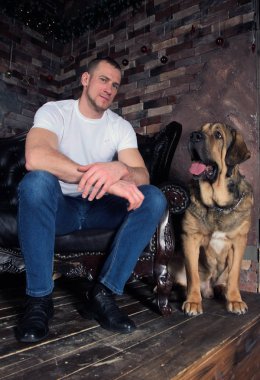 boldshy köpekli adam