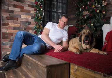 boldshy köpekli adam