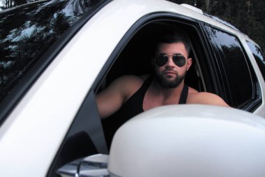 Araba süren bir adam.