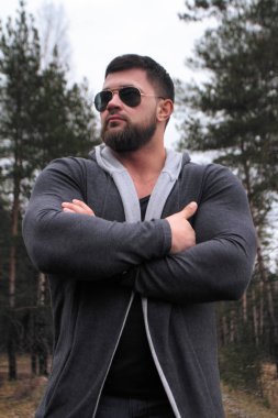 ormanda bir yürüyüş için acımasız Jock