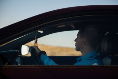 Yolda sürüş sürücü adam