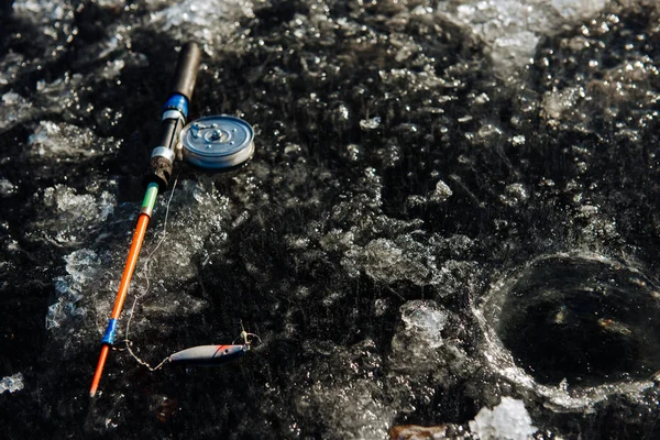 Caña de pescar para la pesca de invierno se encuentra en el hielo en invierno . — Foto de Stock