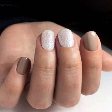 Ten rengi manikür çivi üzerinde. Kadın manikür