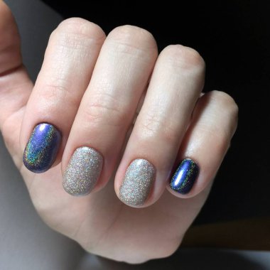 Ten rengi manikür çivi üzerinde. Kadın manikür