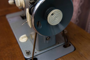 Eski el ile dikiş makinesi fotoğrafı