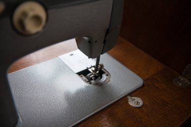 Eski el ile dikiş makinesi fotoğrafı