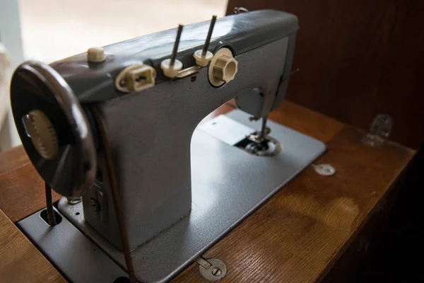 Old manual sewing machine on the photo — Stock Photo, Image
