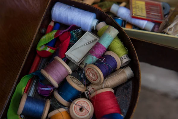 Szpule nici w różnych kolorach są w polu — Zdjęcie stockowe