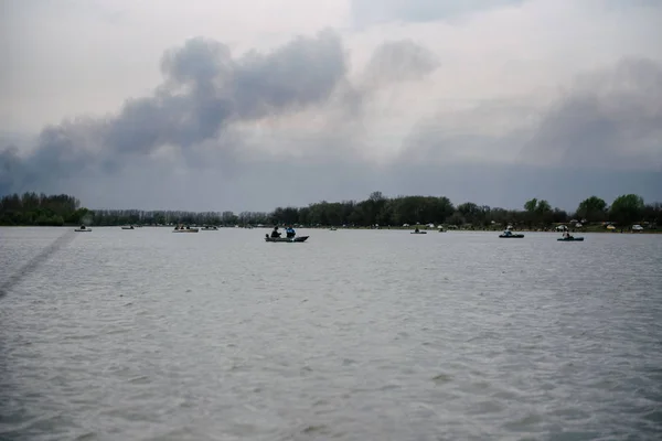 Pescadores en barcos capturan peces en el río — Foto de Stock