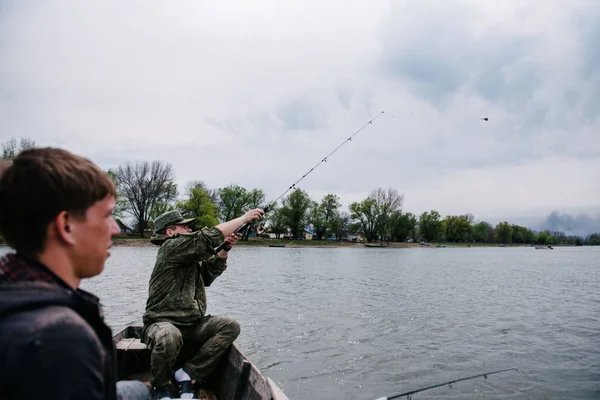 Des pêcheurs attrapent du poisson assis dans le bateau — Photo