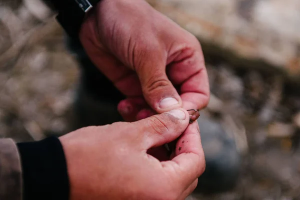 Pescatore mette un verme sul gancio — Foto Stock