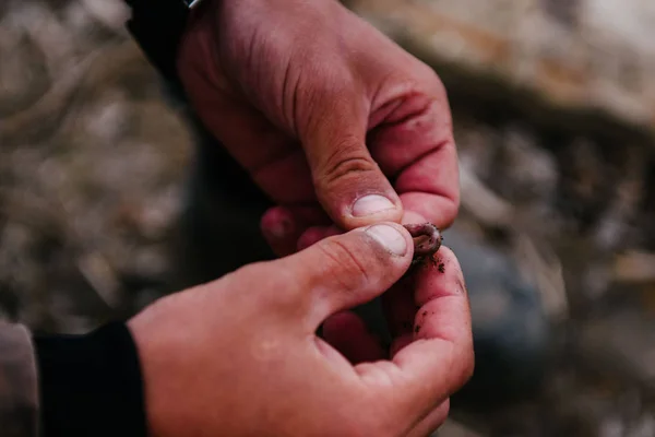 Pescatore mette un verme sul gancio — Foto Stock