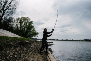 Balıkçı güneşli bir günde nehre dönüyor