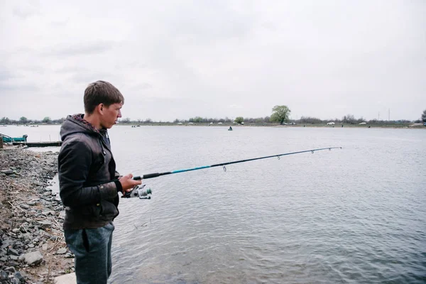 Pescador peces girando desde la orilla en primavera —  Fotos de Stock