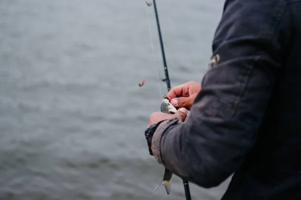 El pescador gira el carrete de mano en un primer plano giratorio — Foto de Stock