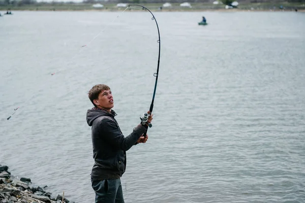 Pescador lanza girando en el río en un día soleado —  Fotos de Stock