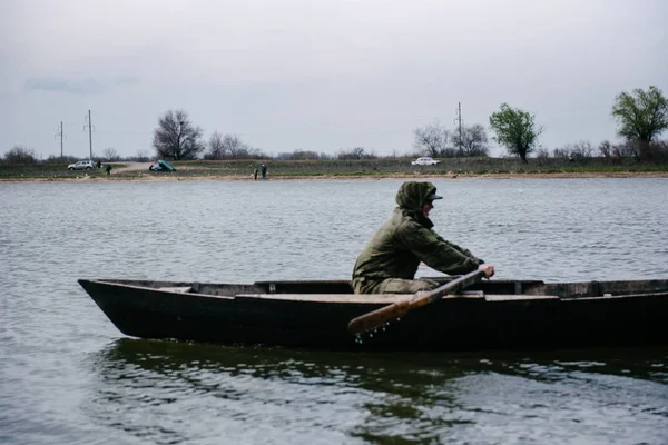 一个男人在木船上划船 — 图库照片