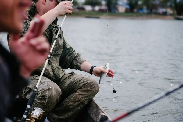 Pescador fuera del gancho pescado capturado de cerca —  Fotos de Stock
