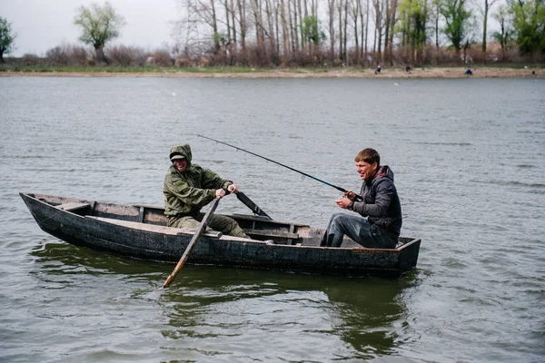 I pescatori pescano i pesci seduti sulla barca — Foto Stock