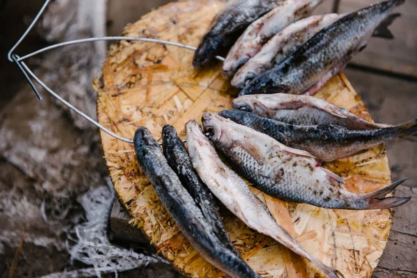A folyamat a sózás fogott halat. Szárított ótány — Stock Fotó