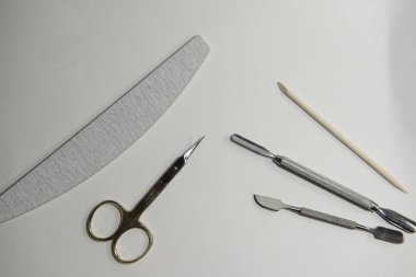Beyaz arka planda manikür yakın çekim için aksesuarlar ve sarf malzemeleri