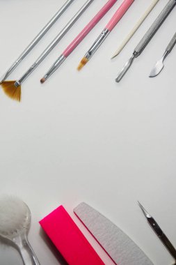 Beyaz arka planda manikür yakın çekim için aksesuarlar ve sarf malzemeleri