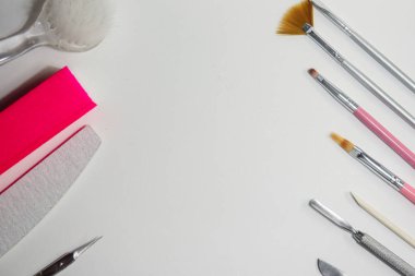 Beyaz arka planda manikür yakın çekim için aksesuarlar ve sarf malzemeleri