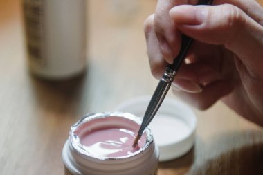 Manikürcü yakın tırnak üzerinde vernik uygular