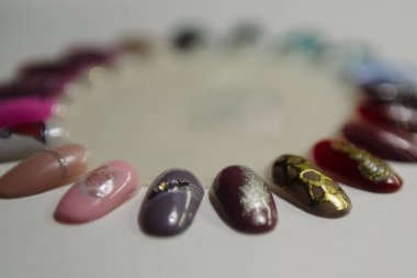 farklı renk ve tonlarda vernik paleti