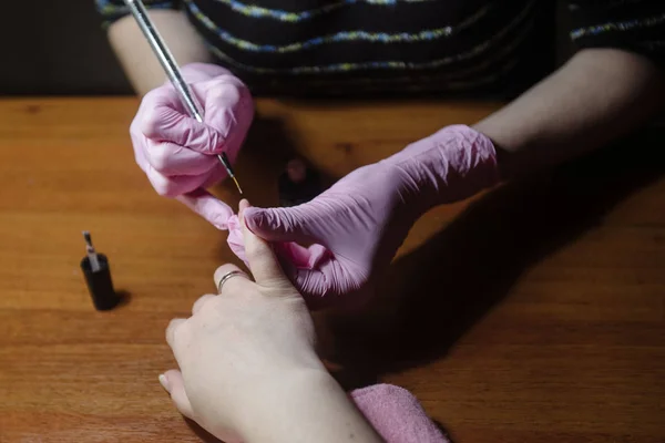 Manicura aplica barniz en la uña de cerca —  Fotos de Stock