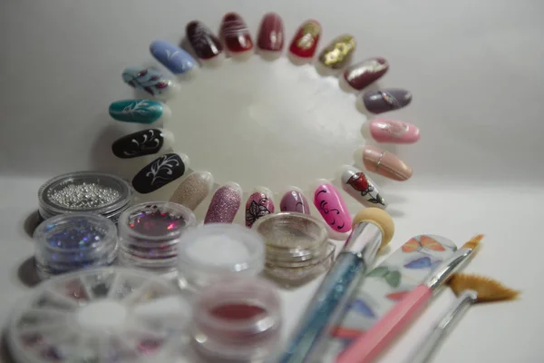 Acessórios e suprimentos para manicure close-up em um fundo branco — Fotografia de Stock