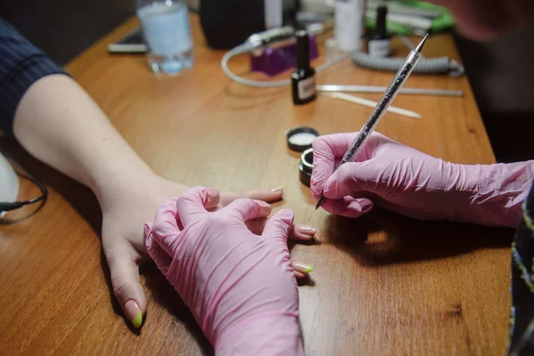 Manicura aplica barniz en la uña de cerca —  Fotos de Stock