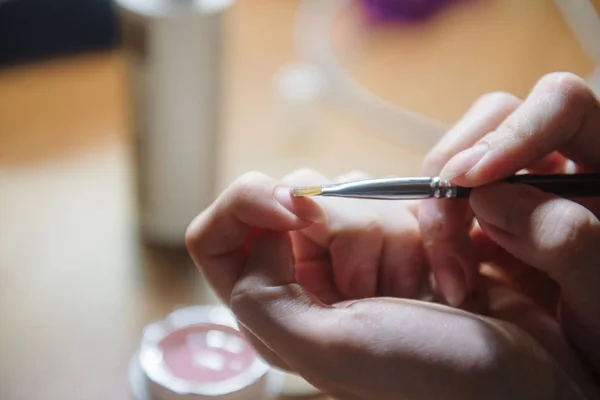 Manicura aplica barniz en la uña de cerca — Foto de Stock