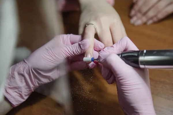 La manicura hace la manicura de hardware de cerca. El tratamiento de las uñas con la ayuda del hardware manicura —  Fotos de Stock