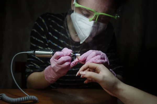 Manicurist maakt hardware manicure close-up. Behandeling van nagels met behulp van hardware manicure — Stockfoto