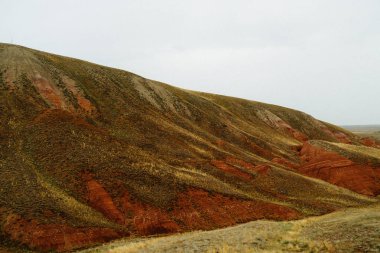 Uzak tepeler. Tepelik bozkır. Kıvrımlı tepeler. Mavi gökyüzü ve çimenler. Güzel düz.