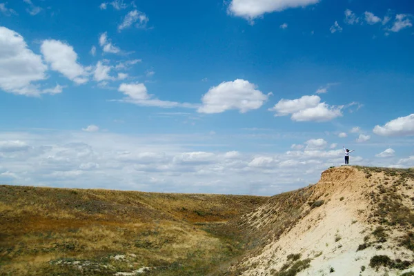 Uzak tepeler. Tepelik bozkır. Kıvrımlı tepeler. Mavi gökyüzü ve çimenler. Güzel düz. — Stok fotoğraf