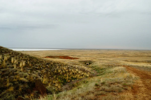 Colinas distantes. Estepe montanhosa. Colinas curvilíneas. Céu azul e relva. Bela planície . — Fotografia de Stock