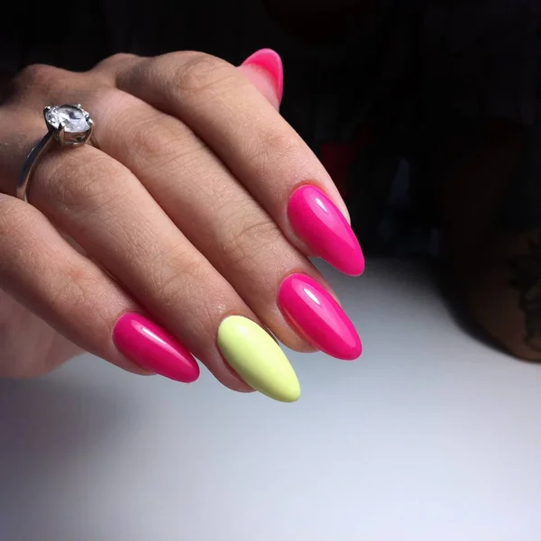 Manicura pastel multicolor combinado tono sobre tono con un fondo rayado. . — Foto de Stock