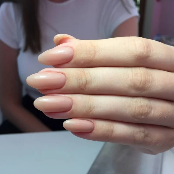 Franse manicure op de nagels. Frans manicure ontwerp. Manicure gel nagellak — Stockfoto