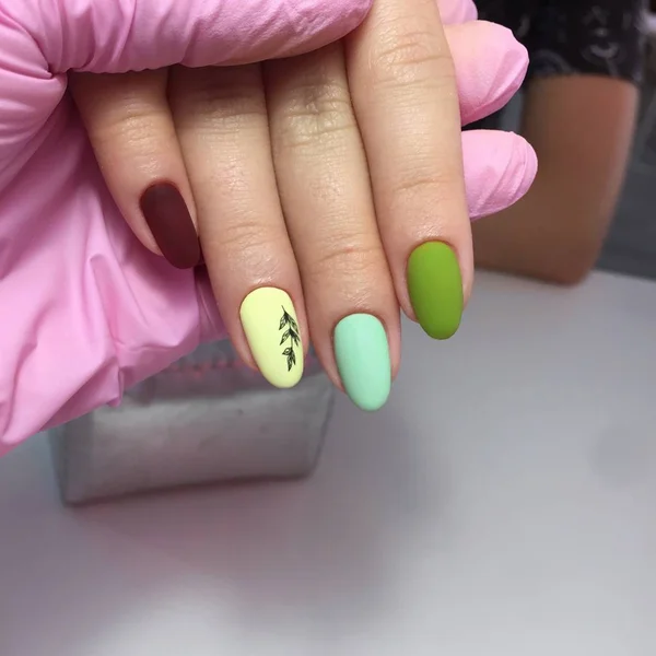 Manicura pastel multicolor combinado tono sobre tono con un fondo rayado. . — Foto de Stock