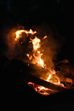 Şöminede ateş, sığ derinlik-in tarla Not