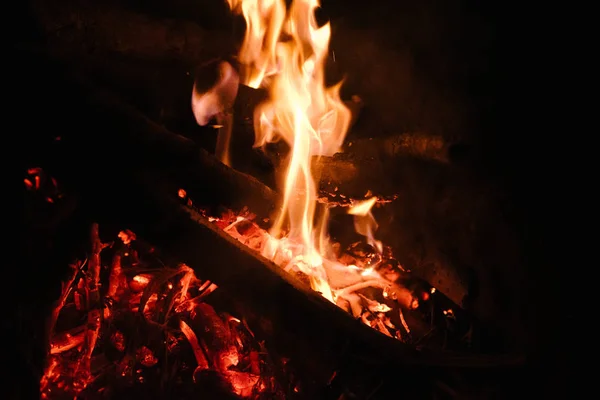 Oheň v krbu, Poznámka mělké hloubky ostrosti — Stock fotografie